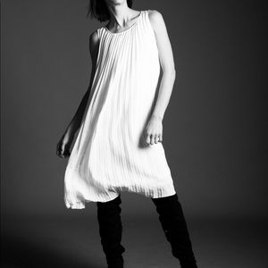 Enlongating white pleated dress